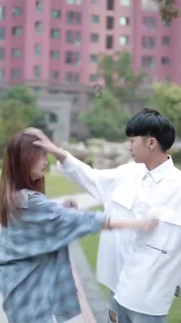 大学里去图书馆应该看些什么书？